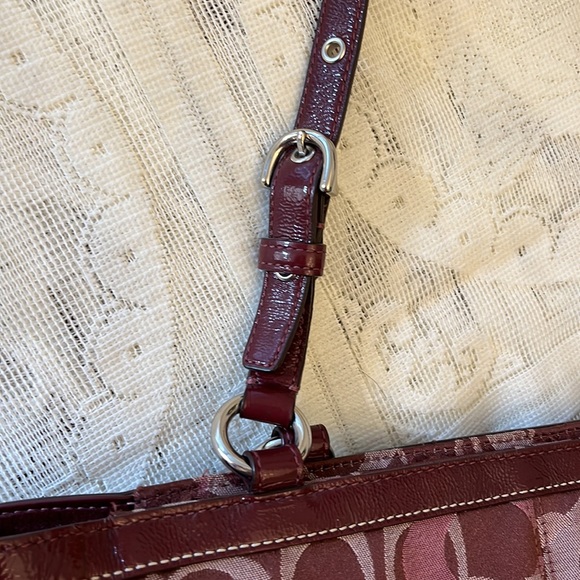 Beautiful Coach signature handbag, near perfect condition, burgundy - Picture 8 of 8